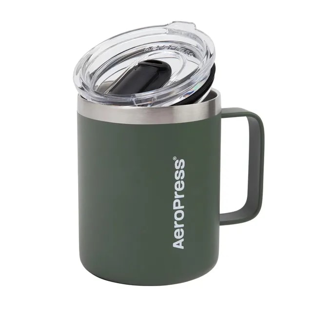 Zielony kubek termiczny AeroPress z przezroczystą pokrywką i stalowym rantem, idealny do kawy i herbaty w podróży.