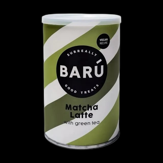 BARÚ Spiced Chai Latte – wegański napój w proszku o smaku czarnej herbaty i korzennych przypraw, opakowanie 250 g w kolorach czerwonym, białym i pomarańczowym z czarnym logo.