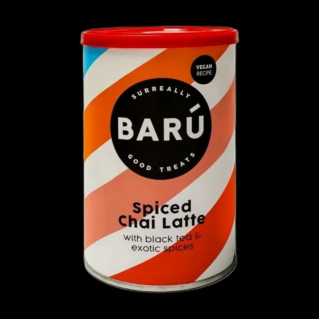 BARÚ Spiced Chai Latte – wegański napój w proszku o smaku czarnej herbaty i korzennych przypraw, opakowanie 250 g w kolorach czerwonym, białym i pomarańczowym z czarnym logo.