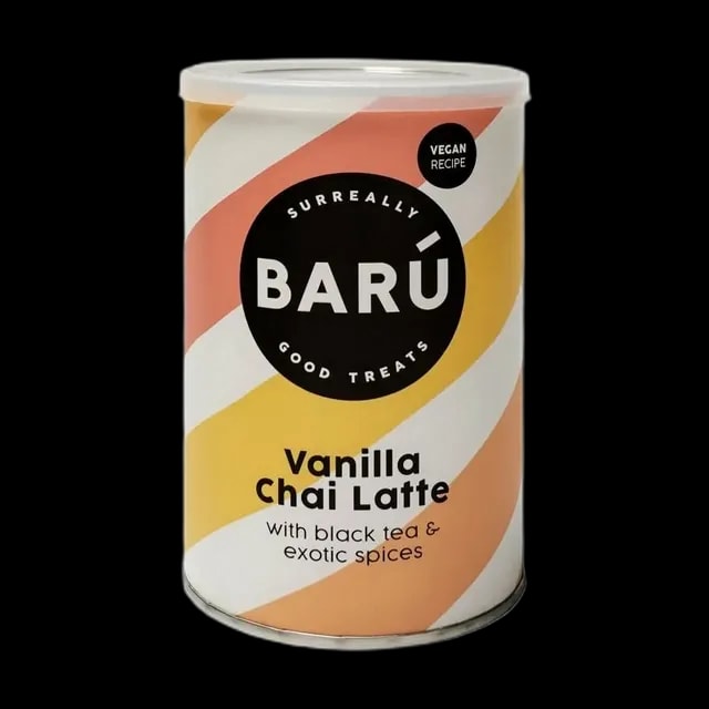 BARÚ Vanilla Chai Latte – wegański napój w proszku z czarną herbatą, wanilią i egzotycznymi przyprawami, w opakowaniu 250 g z biało-pomarańczowymi pasami i czarnym logo.