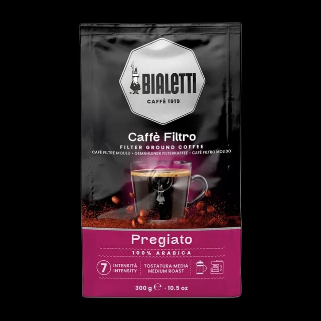 Opakowanie kawy mielonej Bialetti Caffè Filtro Pregiato o pojemności 300 g. Czarna torba z logo Bialetti i obrazem filiżanki kawy filtrowej. Intensywność 7, średni stopień palenia, 100% Arabica. Idealna do ekspresów przelewowych i metod alternatywnych. Wyrazisty smak z nutami głębokiego aromatu dla miłośników kawy.