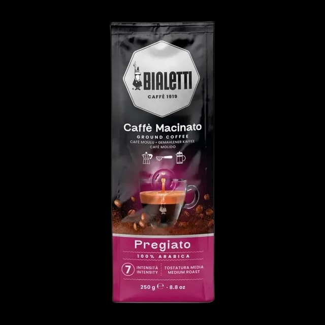 Opakowanie kawy ziarnistej Bialetti Caffè in Grani Pregiato o pojemności 1 kg. Eleganckie czarne opakowanie z logo Bialetti, fioletem i filiżanką aromatycznego espresso. Kawa 100% Arabica, intensywność 6, średni stopień palenia. Idealna do ekspresów ciśnieniowych i młynków, oferująca delikatny smak z nutami owocowymi i czekoladowymi.