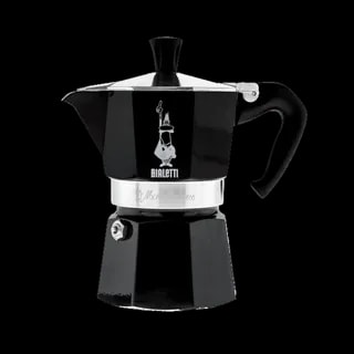 Czarna kawiarka Bialetti Moka Express o pojemności 3 filiżanek, z klasycznym logo Bialetti i srebrnym pierścieniem ozdobnym, idealna do przygotowywania tradycyjnej włoskiej kawy na kuchenkach gazowych i elektrycznych.