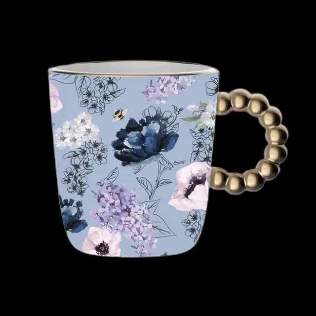 Kubek porcelanowy Bialetti o pojemności 320 ml z serii Bridgerton – pastelowoniebieski z kwiatowym wzorem i dekoracyjnym złotym uchwytem w formie perełek.