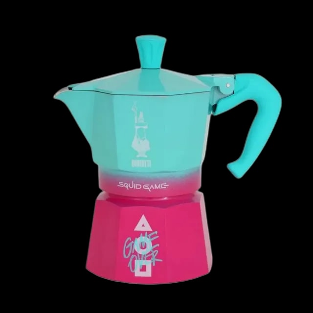 Limitowana edycja kawiarki Bialetti Moka Express inspirowana serialem Squid Game, w unikalnym połączeniu turkusowego i różowego koloru. Stylowe wzornictwo z charakterystycznymi symbolami i napisem "Game Over" sprawia, że jest to wyjątkowy gadżet dla miłośników kawy i kultowych produkcji.