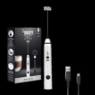 Zdjęcie spieniacza do mleka Bialetti Whipper Pro. Na obrazie widoczny jest nowoczesny, srebrny spieniacz do mleka z ergonomicznym uchwytem, stojący obok swojego opakowania. W zestawie znajduje się również przewód USB do ładowania. Opakowanie prezentuje spieniacz w akcji, spieniający mleko do perfekcyjnej konsystencji, idealnej do cappuccino czy latte. Produkt wykonany ze stali nierdzewnej, zapewnia trwałość i łatwość w utrzymaniu czystości. Idealny dodatek do każdej kuchni dla miłośników kawy z mleczną pianką.