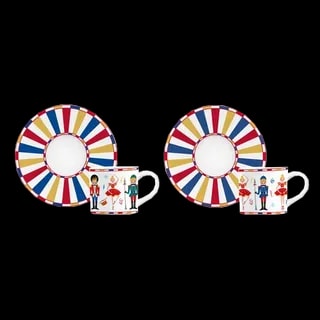 Zestaw dwóch porcelanowych filiżanek do kawy marki Bialetti z motywem inspirowanym klasyczną opowieścią o Dziadku do Orzechów. Każda filiżanka jest ozdobiona postaciami w kolorowych kostiumach oraz barwnym, paskowanym spodkiem, który dodaje świątecznego uroku.
