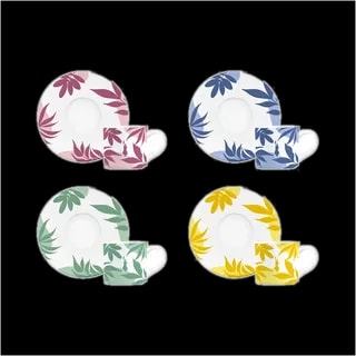 Zestaw czterech filiżanek do espresso ze spodkami Bialetti Primavera. Każda filiżanka i spodek jest w innym kolorze: fioletowym, niebieskim, zielonym i żółtym, ozdobione białym wzorem liści oraz logiem Bialetti z postacią wskazującą palcem do góry.