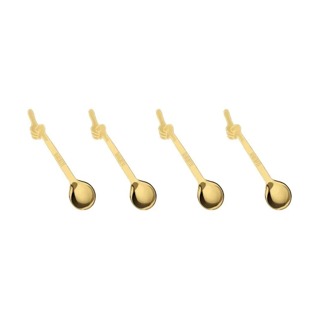 Zestaw czterech złotych łyżeczek do kawy prezentuje elegancki design, idealny do serwowania ulubionych napojów. Idealne akcesoria do kawy, które umilą każdą chwilę przy filiżance aromatycznego napoju.