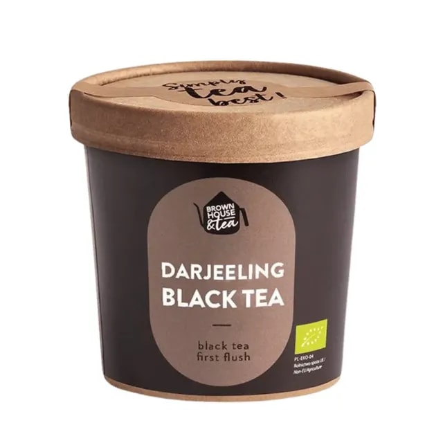 Opakowanie Darjeeling czarnej herbaty od Brown House & Tea, oferujące wyjątkowe smaki w każdej filiżance. Idealny wybór dla miłośników herbaty, poszukujących autentycznych doświadczeń z pierwszych zbiorów.