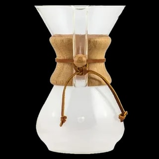 Klasyczny zaparzacz do kawy Chemex o pojemności 6 filiżanek, wykonany z wysokiej jakości szkła z elegancką, drewnianą obwódką i skórzanym paskiem. Ten stylowy zaparzacz umożliwia parzenie kawy metodą przelewową, zapewniając czysty i wyrafinowany smak.