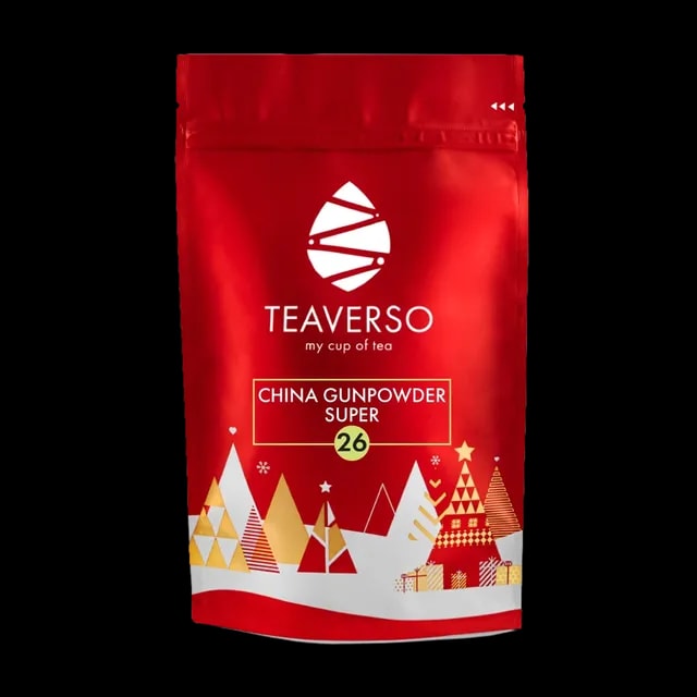 Opakowanie czerwonej herbaty China Gunpowder Super marki Teaverso, ozdobione świątecznymi grafikami w zimowym klimacie, z numerem 26 na froncie.