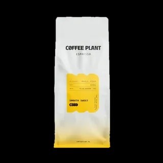 Opakowanie kawy Coffee Plant Smooth Sweet Espresso o wadze 1 kg. Na białym tle opakowania widoczna jest żółta etykieta z informacją o pochodzeniu kawy z Brazylii i Etiopii oraz odmianie Yellow Bourbon i JARC.