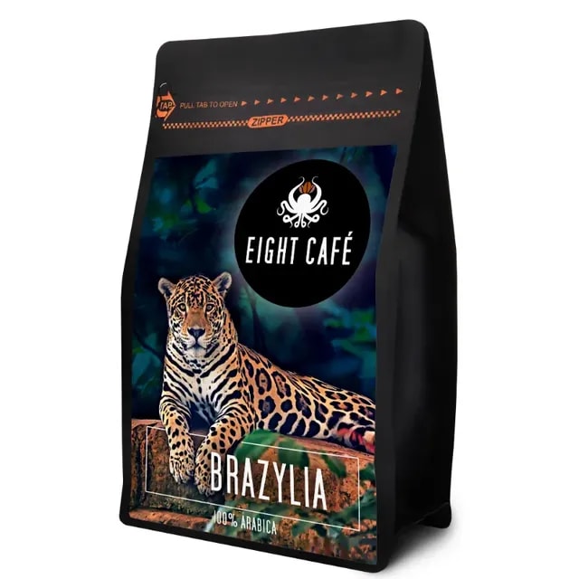Opakowanie kawy brazylijskiej 100% Arabica marki Eight Café wyróżnia się kolorową grafiką z leopardem w tle. Idealna do parzenia aromatycznego naparu, ta kawa oferuje wyjątkowy smak i jakość, które zadowolą każdego pasjonata.