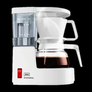Ekspres przelewowy Melitta Aromaboy w kolorze białym, na białym tle. Kompaktowy design, idealny do parzenia 2 filiżanek kawy, wyposażony w szklany dzbanek, wskaźnik poziomu wody oraz funkcję automatycznego wyłączania, zapewnia wygodne i szybkie przygotowanie aromatycznej kawy
