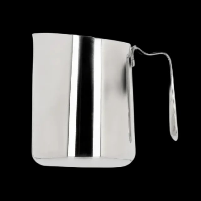 Stalowy dzbanek Fellow Eddy Pitcher o pojemności 530 ml w kolorze srebrnym. Elegancki design, wygodny uchwyt oraz precyzyjnie wyprofilowana wylewka zapewniają komfort i dokładność podczas spieniania mleka do kawy. Idealny dla baristów i miłośników kawy.