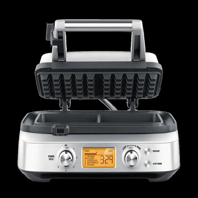 Gofrownica SAGE Smart Waffle SWM620 z otwartą pokrywą, gotowa do pieczenia gofrów. Urządzenie posiada cyfrowy wyświetlacz i pokrętła do ustawiania stopnia wypieczenia oraz wyboru rodzaju gofrów. Elegancka obudowa w srebrnym kolorze, wykonana ze stali nierdzewnej.