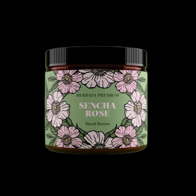 Szklany słoik herbaty zielonej Hard Beans „Sencha Rose” o pojemności 50 g. Zielona etykieta ozdobiona ilustracjami jasnoróżowych kwiatów i liści. W centralnej części widoczny napis „Herbata Premium – Sencha Rose – Hard Beans”.