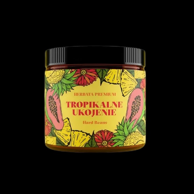 Słoiczek czarnej herbaty aromatyzowanej Hard Beans Tropikalne Ukojenie 50 g. Żółta etykieta ozdobiona ilustracjami ananasa, papai, kwiatów i liści tropikalnych, z napisem „Herbata Premium – Tropikalne Ukojenie – Hard Beans”.