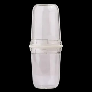 Przezroczysty shaker do mleka Hario Latte Shaker o pojemności 70 ml z białą uszczelką, umożliwiający szybkie i łatwe spienianie mleka bez użycia prądu. Kompaktowy design sprawia, że jest idealnym akcesorium do przygotowywania kaw mlecznych w domu lub w podróży.