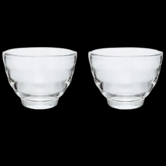 Zestaw dwóch eleganckich szklanek Hario Yunomi wykonanych z wysokiej jakości szkła. Idealne do serwowania herbaty, kawy oraz napojów specialty. Klasyczny design zapewnia komfort użytkowania i podkreśla aromat napoju.