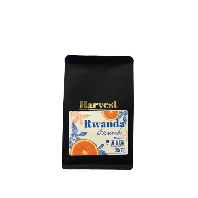Opakowanie kawy Rwanda Gicumbi od marki Harvest, zawierające 250 g aromatycznej, mytej kawy. Idealna do parzenia w ekspresie, oferująca wyjątkowy smak z nutami owocowymi, doskonała dla miłośników wysokiej jakości kawy.