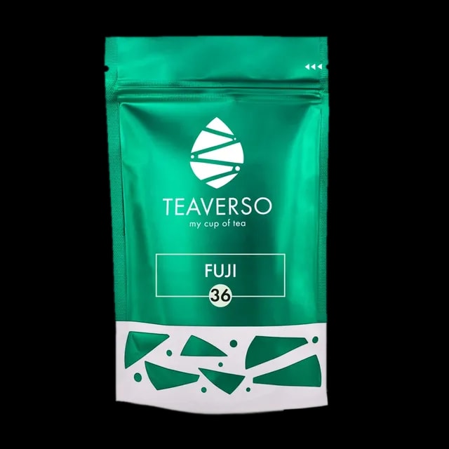Opakowanie herbaty Teaverso Fuji w zielonym woreczku z logo Teaverso i napisem 'my cup of tea'.