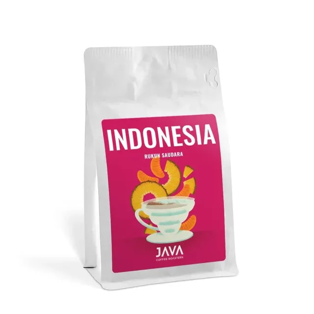 Kawa Java Coffee Indonesia Rukun Saudara – białe opakowanie z różową etykietą, przedstawiającą filiżankę kawy i plasterki ananasa, 250 g.