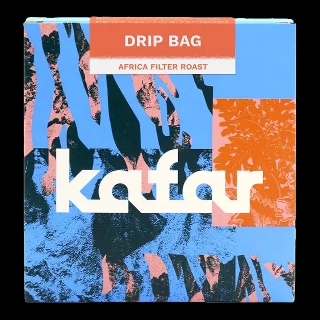 Kafar Drip Bag Africa Filter Roast - wyjątkowa kawa speciality z Afryki, zapakowana w kolorowe opakowanie z nowoczesnym designem. Idealna do parzenia metodą przelewową, zapewnia intensywny smak i aromat.