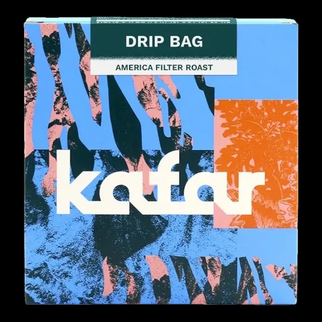 Kafar Drip Bag America Filter Roast - wyjątkowa kawa speciality z Ameryki, zapakowana w stylowe i kolorowe opakowanie. Idealna do parzenia metodą przelewową, gwarantuje bogaty smak i aromat.