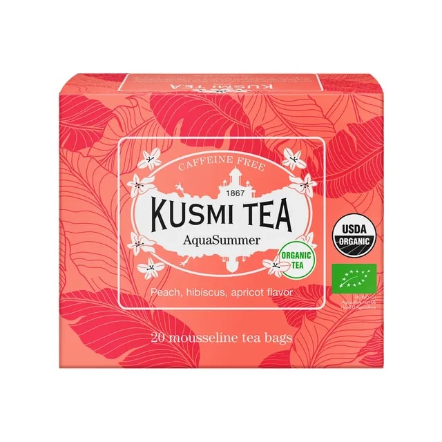 Pudełko herbaty Kusmi Tea AquaSummer w kolorze koralowym z liściastym wzorem, zawierające 20 saszetek herbaty owocowej z nutami brzoskwini, hibiskusa i moreli, oznaczone jako organiczne i bezkofeinowe.