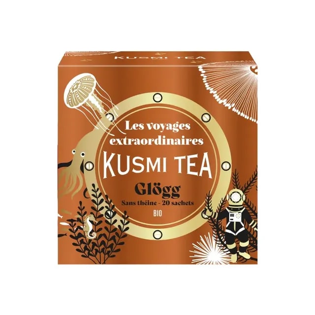 Opakowanie herbaty Kusmi Tea Glögg z serii "Les voyages extraordinaires" zawiera 20 saszetek bez teiny. Idealna do zimowych wieczorów, ta bio herbata łączy wyjątkowy smak z eleganckim designem, wzbogacając każdą chwilę relaksu.