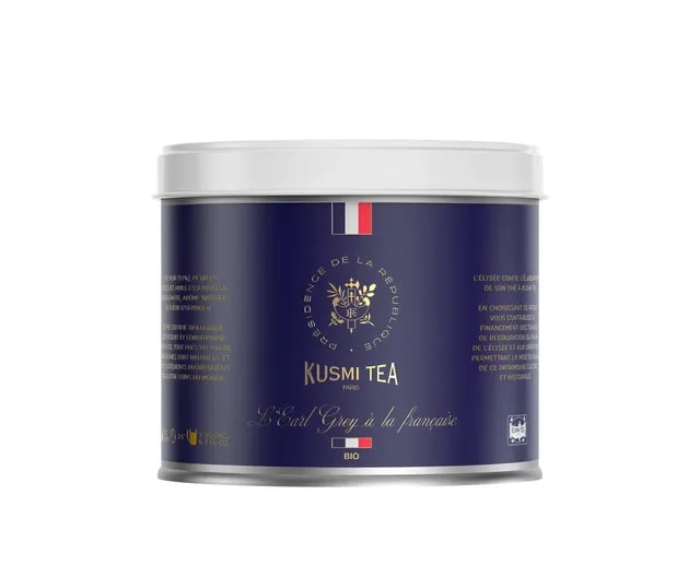 Granatowa puszka herbaty Kusmi Tea L’Earl Grey à la française z francuską flagą, złotym herbem Republiki i eleganckim napisem, zawierająca czarną herbatę bio.