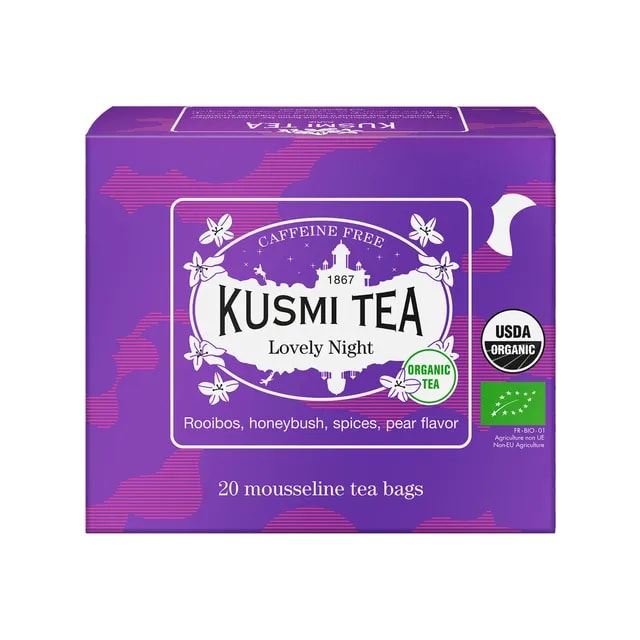 Fioletowe pudełko herbaty Kusmi Tea Lovely Night z logo organicznej herbaty i oznaczeniem USDA Organic, zawierające 20 saszetek ziołowej herbaty bezkofeinowej o smaku gruszki.