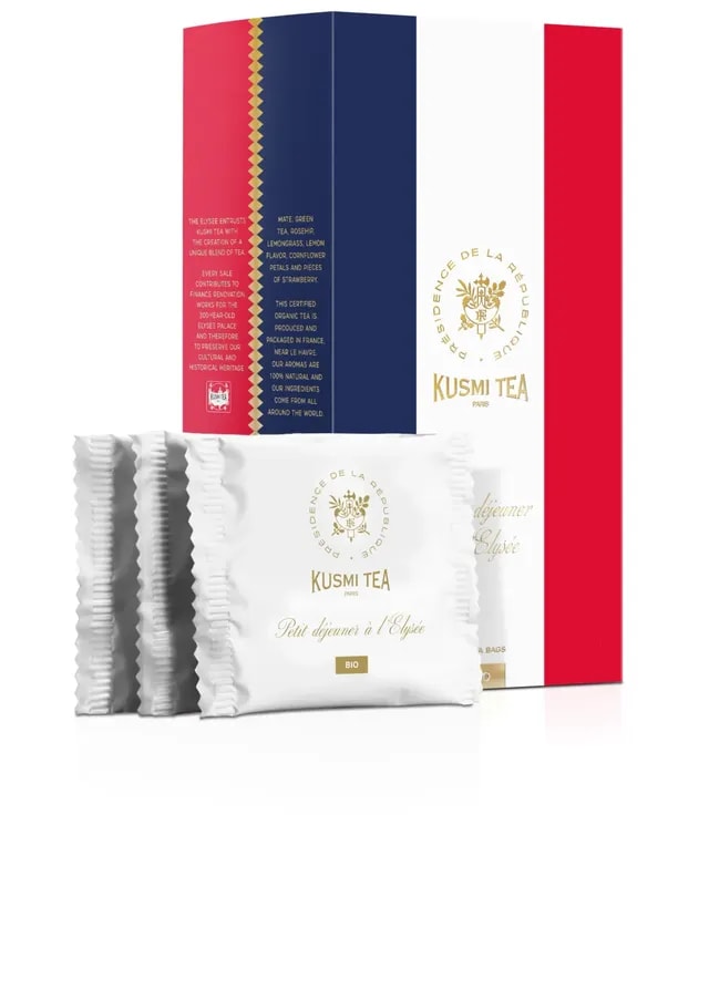 Zestaw 24 torebek herbaty Kusmi Tea Petit déjeuner à l’Élysée w eleganckim biało-niebiesko-czerwonym opakowaniu inspirowanym Pałacem Elizejskim.