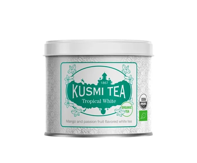 Metalowa puszka Kusmi Tea Tropical White o pojemności 90 g, z białą grafiką i zielonym logo, zawierająca ekologiczną białą herbatę z nutą mango i marakui