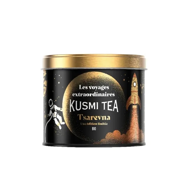 Opakowanie herbaty Kusmi Tea Tsarevna w edycji limitowanej, które wyróżnia się eleganckim, czarnym designem z kosmicznymi motywami. Idealny wybór dla miłośników wyjątkowych herbat, łączący smak tradycji z nowoczesnością, dostępny w naszym sklepie internetowym.