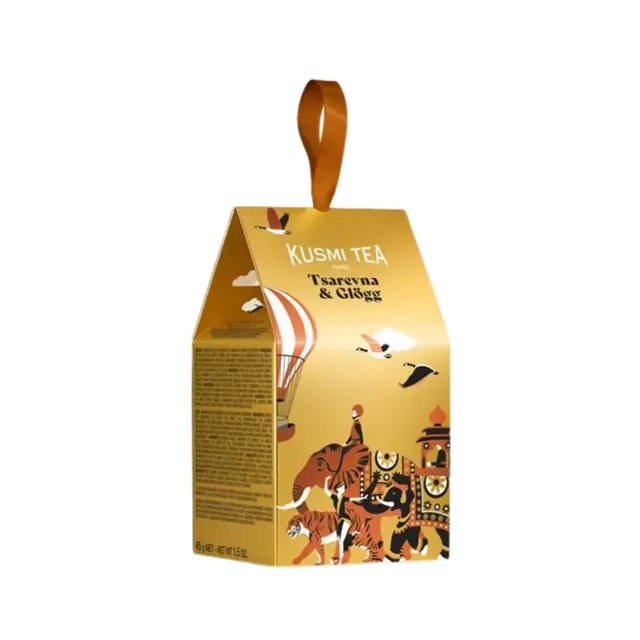 Opakowanie herbaty Kusmi Tea Tsarevna & Glögg charakteryzuje się wyjątkowym designem, wzbogaconym kolorowymi ilustracjami. Idealna do przygotowania aromatycznego naparu, ta herbata dostępna w naszym sklepie online z pewnością umili każdego herbacianego degustatora.
