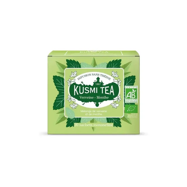 Opakowanie ziołowej herbaty Kusmi Tea Verveine-Menthe, które zawiera 20 saszetek muszelkowych. Herbata ta łączy w sobie orzeźwiające nuty werbeny i mięty, idealna dla miłośników wykwintnych naparów w każdym momencie dnia.