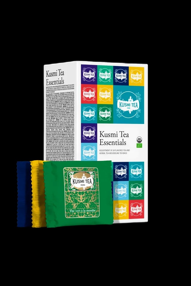 Zestaw herbat Kusmi Tea Essentials z 24 kopertami, zawierający różnorodne smaki herbat czarnych, zielonych i ziołowych; kolorowe opakowanie z logotypami Kusmi Tea, elegancki wybór na prezent lub degustację.