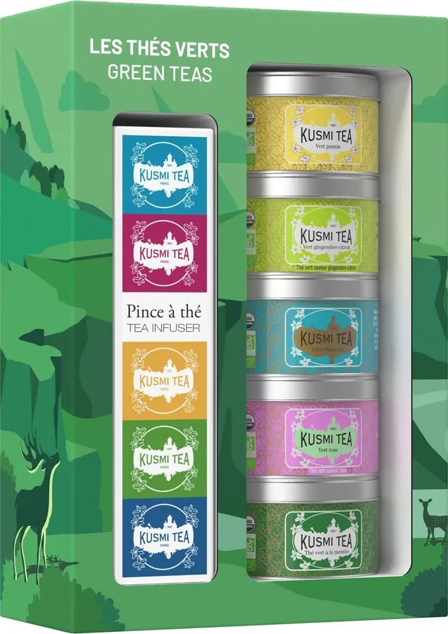 Zestaw zielonych herbat Kusmi Tea Green Teas w ozdobnym opakowaniu – sześć puszek z różnymi smakami i metalowy zaparzacz, idealny na prezent.