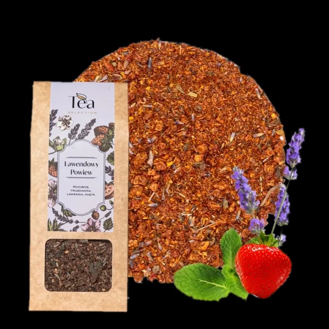 Herbata rooibos Lawendowy Powiew w ekologicznym opakowaniu, z dodatkiem truskawek, lawendy i mięty na tle białej miski wypełnionej herbatą. Obok leżą świeże truskawki, listki mięty i kwiaty lawendy.