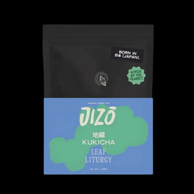 Herbata zielona Leaf Liturgy Jizō Kukicha zapakowana jest w kontrastowe czarno-niebieskie opakowanie typu doypack z grafiką inspirowaną japońskim minimalizmem. To organiczna kukicha, zawierająca łodyżki i liście herbaciane, dająca łagodny napar o niskiej zawartości kofeiny i świeżym aromacie.
