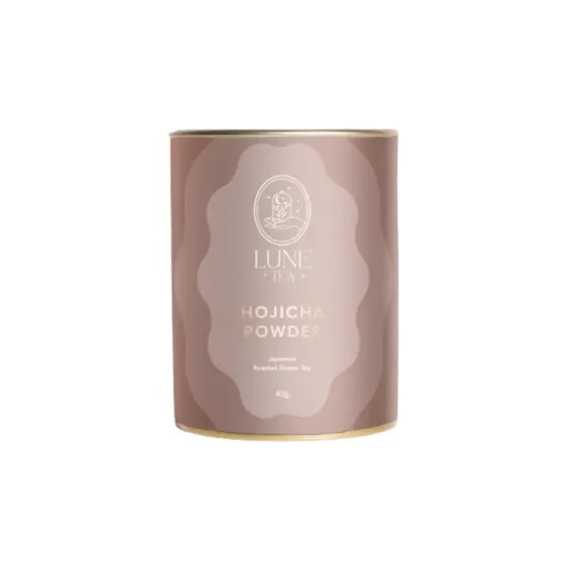 Opakowanie Hojicha Powder od Lune Tea, zawierające 40g japońskiej, prażonej herbaty zielonej. Produkt idealny do przyrządzania aromatycznych naparów oraz dodatków do ciast i deserów, doskonały dla miłośników herbaty.