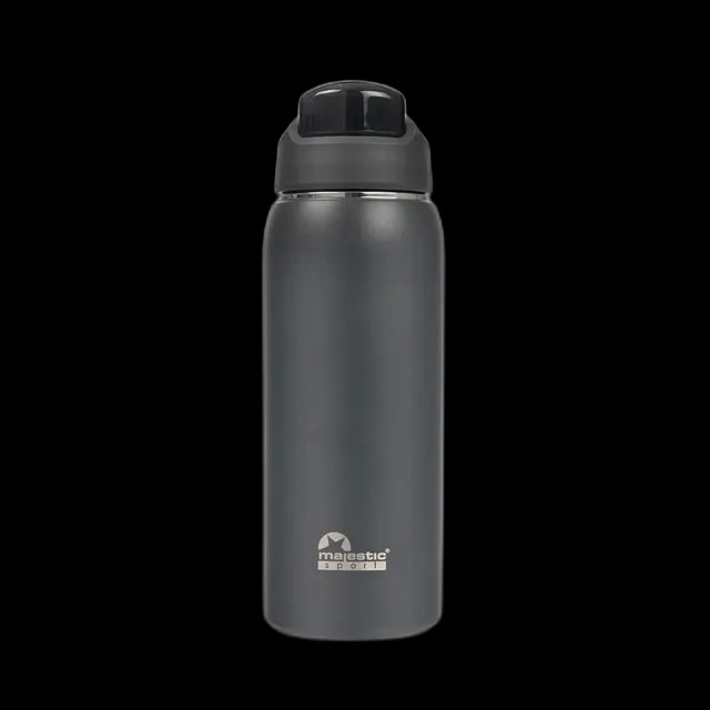 Metalowy termos Majestic Sport Delta o pojemności 750 ml w eleganckim, szarym kolorze. Posiada matowe wykończenie oraz zakręcane wieczko z przezroczystą pokrywką, która zapewnia szczelność. Na dolnej części znajduje się logo marki "Majestic Sport". Idealny wybór dla osób aktywnych, ceniących funkcjonalność i nowoczesny design.