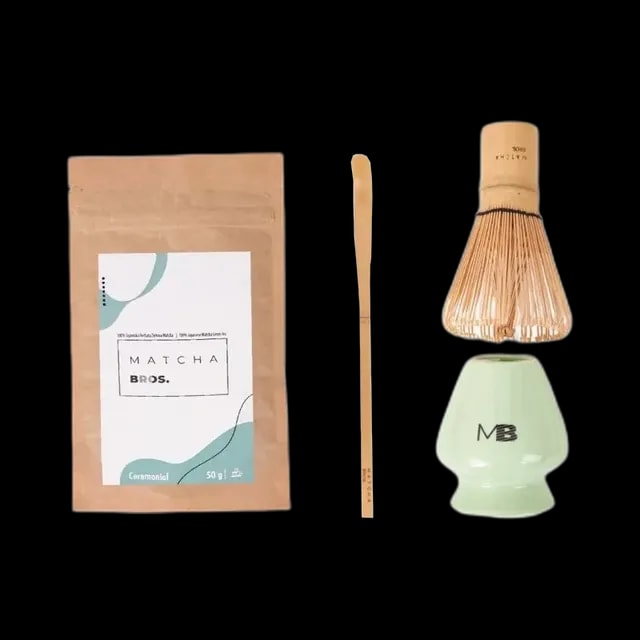 Ceremonialny zestaw do przygotowywania herbaty matcha od Matcha Bros. W skład zestawu wchodzi: ekologiczne opakowanie ceremonialnej matchy (50 g), bambusowa trzepaczka chasen do spieniania napoju, bambusowa łyżeczka chashaku do odmierzania odpowiedniej porcji herbaty oraz ceramiczny stojak na trzepaczkę w eleganckim miętowym kolorze. Idealny wybór na prezent dla koneserów tradycyjnej japońskiej ceremonii parzenia matchy.