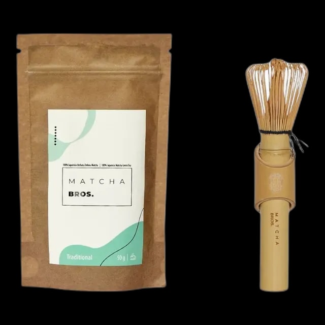 Zestaw startowy do przygotowania tradycyjnej matchy od Matcha Bros. Zestaw zawiera: ekologiczne opakowanie herbaty matcha (50 g) w papierowej torebce oraz bambusową trzepaczkę chasen, niezbędną do spienienia napoju. Stylowy i funkcjonalny zestaw idealny zarówno dla początkujących, jak i miłośników herbaty matcha.