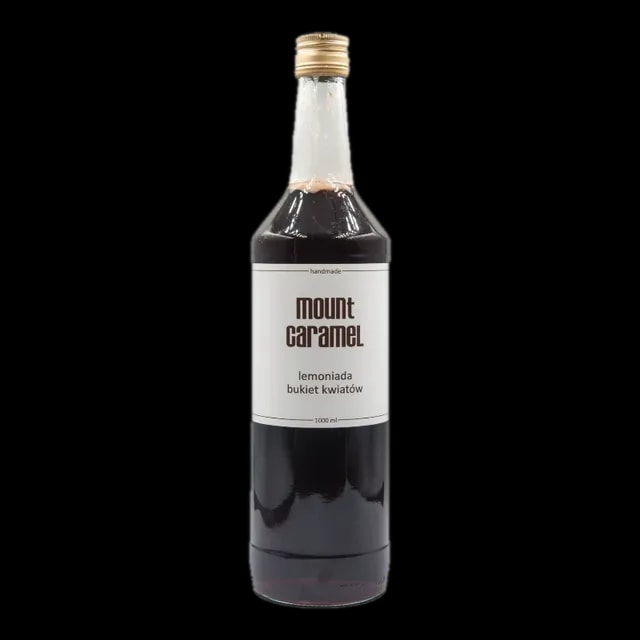 Duża przezroczysta butelka z ciemną lemoniadą 'Bukiet Kwiatów' Mount Carmel, ręcznie robiona, o pojemności 1000 ml, z białą etykietą informującą o smaku i marce