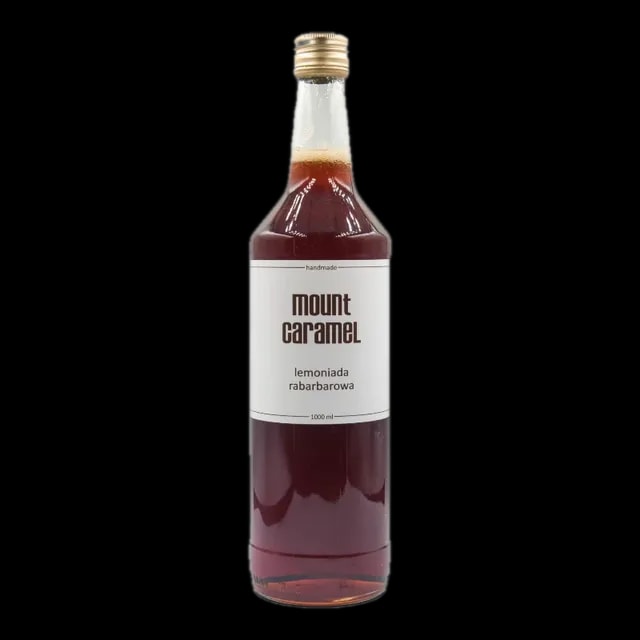 Duża przezroczysta butelka z czerwoną lemoniadą 'Rabarbarowa' Mount Carmel, ręcznie robiona, o pojemności 1000 ml, z białą etykietą informującą o smaku i marce