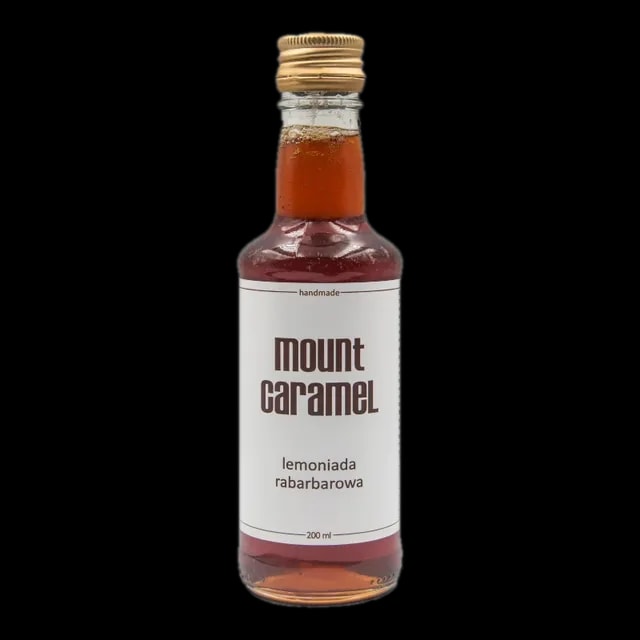 Mała przezroczysta butelka z czerwoną lemoniadą 'Rabarbarowa' Mount Carmel, ręcznie robiona, o pojemności 200 ml, z białą etykietą informującą o smaku i marce